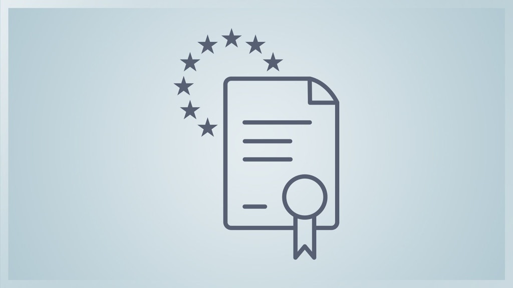 Ein Diplome vor den zwölf fünfzackigen, im Kreis angeordneten Sternen der EU-Flagge