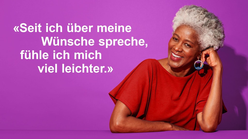 Zufriedenaussehende ältere Frau, daneben steht das Zitat: "Seit ich über meine Wünsche spreche, fühle ich mich viel leichter".