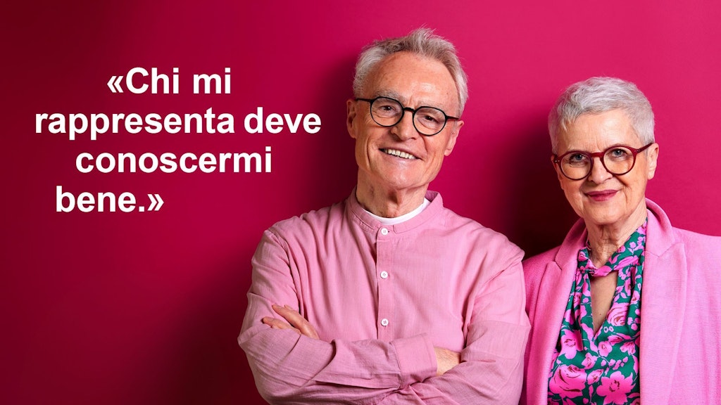Coppia di anziani dall'aria soddisfatta. Immagine accompagnata dalla citazione: «Il mio rappresentanta deve conoscermi bene».