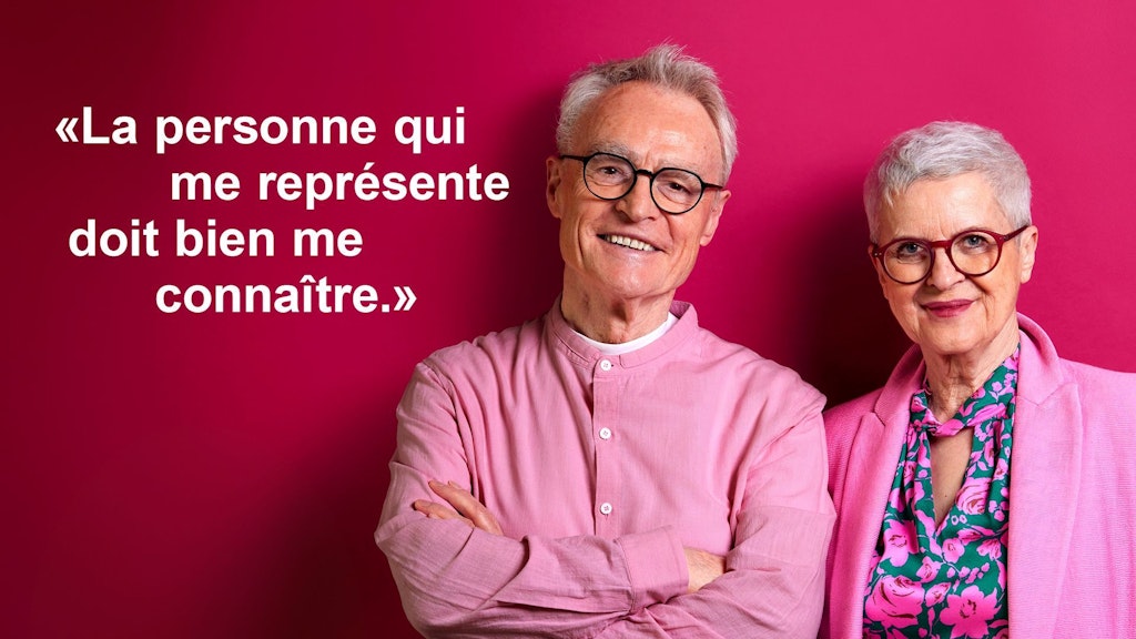 Couple âgé à l'air satisfait. Image accompagnée de la citation : « La personne qui me représente doit bien me connaître. »