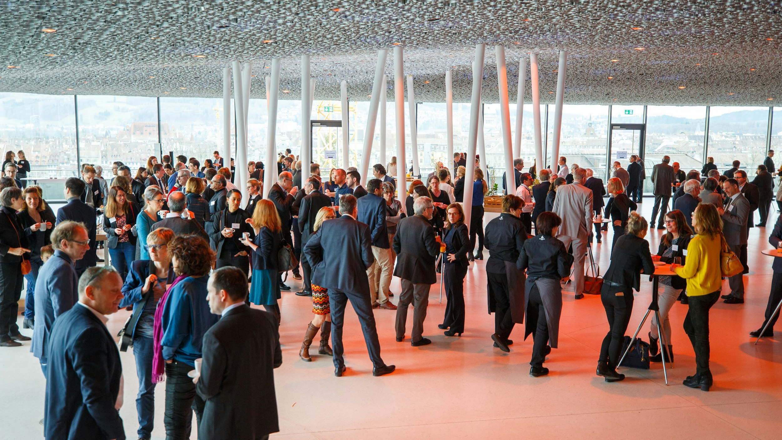 Forum Konferenzteilnehmende im Gespräch