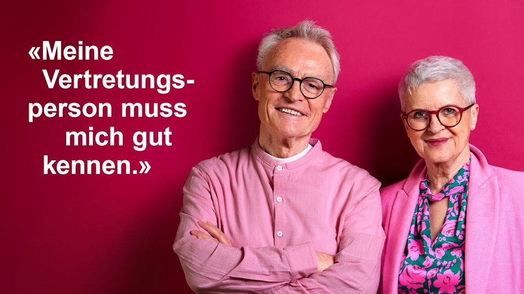 Zufriedenaussehendes älteres Ehepaar. Bild versehen mit Zitat: "Meine Vertretungsperson muss mich gut kennen."