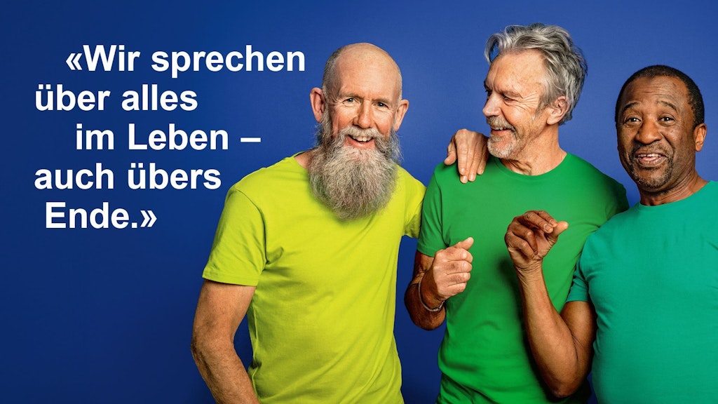 Drei zufriedenaussehende ältere Freunde. Bild versehen mit Zitat: "Wir sprechen über alles im Leben - auch übers Ende."