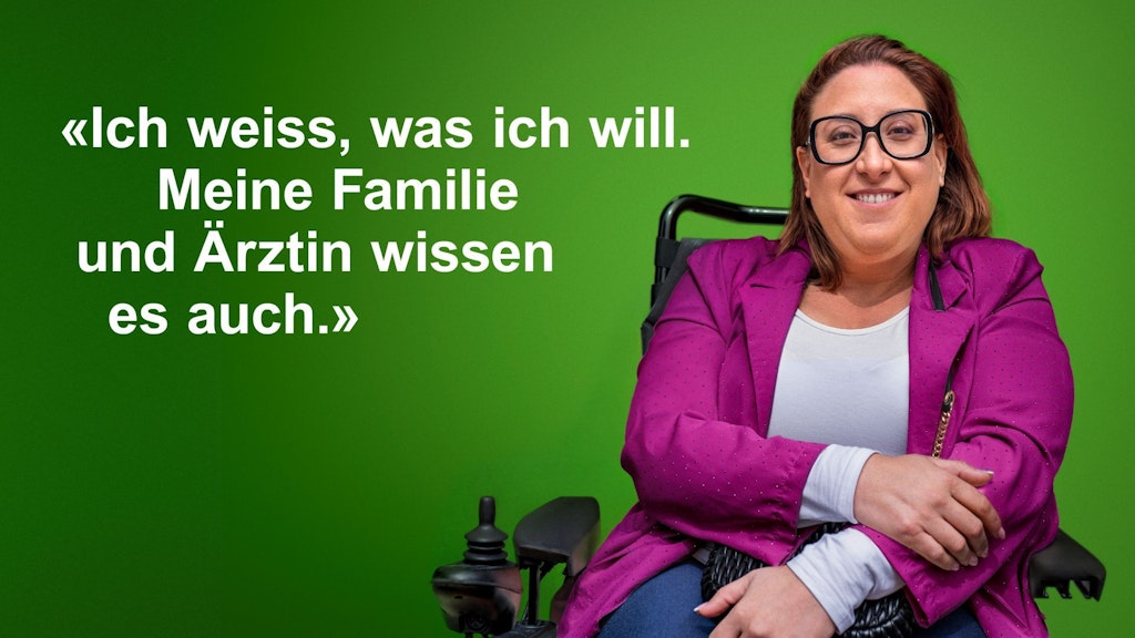 Zufriedenaussehende junge Frau im Rollstuhl. Bild versehen mit Zitat: "Ich weiss, was ich will. Meine Familie und Ärztin wissen es auch."