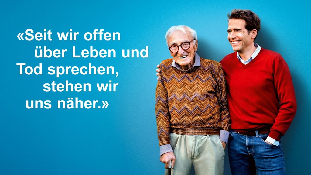 Sohn legt seinem alten Vater den Arm um die Schulter. Sie sehen zufrieden aus. Bild versehen mit Zitat: "Seit wir offen über Leben und Tod sprechen, stehen wir uns näher."