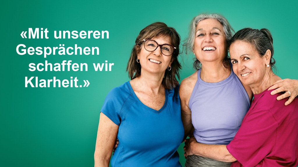 Drei zufriedenaussehende ältere Freundinnen. Bild versehen mit Zitat: "Mit unseren Gesprächen schaffen wir Klarheit."