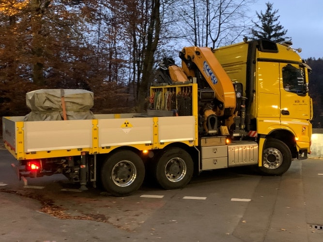 Der Lastwagen mit der Quelle macht sich auf den Weg. Die Quelle wird im europäischen Ausland rezykliert.