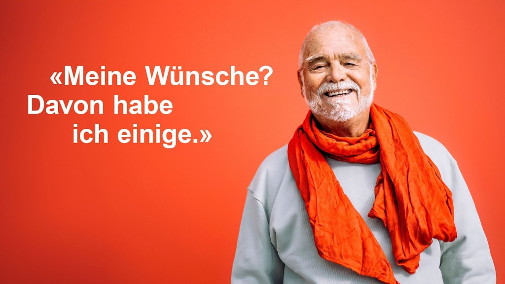 Zufriedenaussehender älterer Mann. Bild versehen mit Zitat: "Meine Wünsche? Davon habe ich einige."