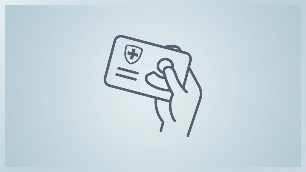 main tenant une carte d’assurance.