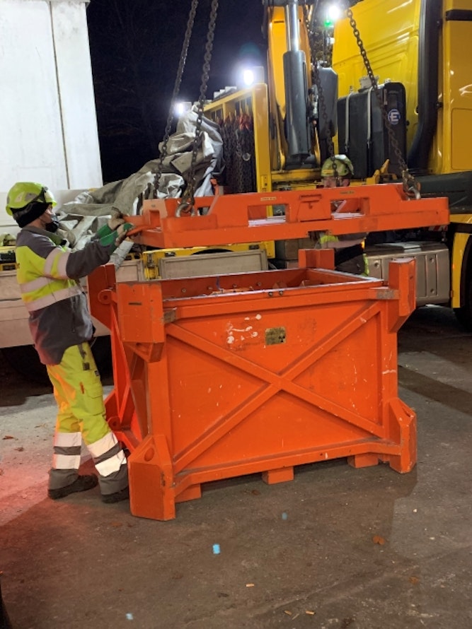 Le conteneur de la source se trouve dans la boîte de transport. Le couvercle est posé sur la boîte et vissé fermement.