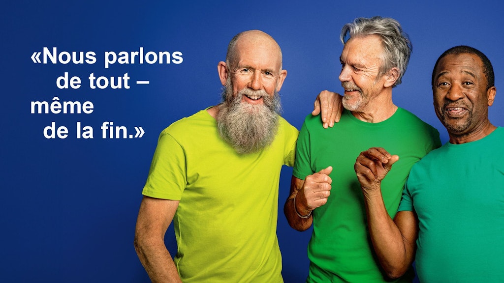 Trois amis âgés à l'air satisfait. Image accompagnée d'une citation : « Nous parlons de tout - même de la fin.