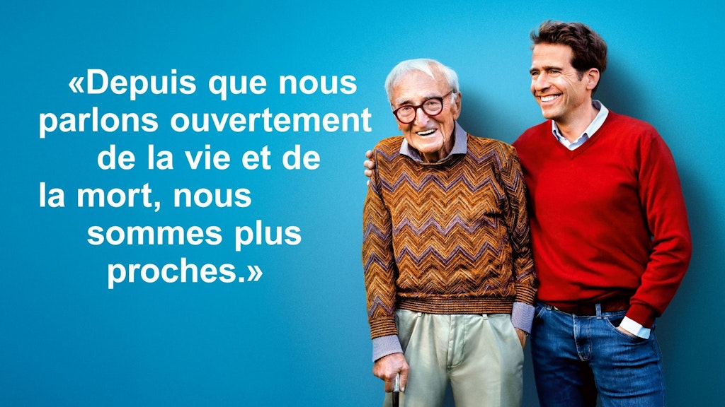 Le fils passe son bras autour des épaules de son père âgé. Ils ont l'air satisfaits. Image accompagnée de la citation suivante : « Depuis que nous parlons ouvertement de la vie et de la mort, nous sommes plus proches. »