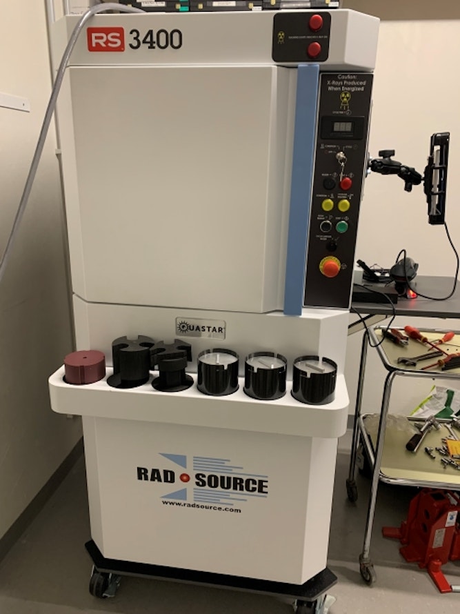 Installation à rayons X pour l’irradiation des poches de sang. L’appareil est à peu près de la même taille qu’un appareil contenant du Cs-137 (comme un grand réfrigérateur).