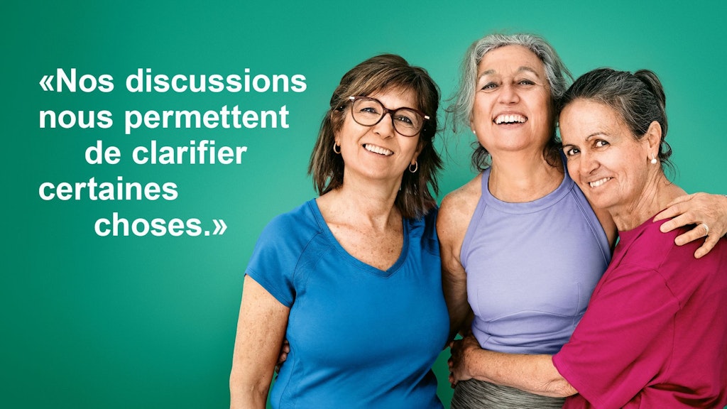 Trois amies âgées à l'air satisfait. Image accompagnée de la citation : « Nos discussions nous permettent de clarifier certaines choses. »