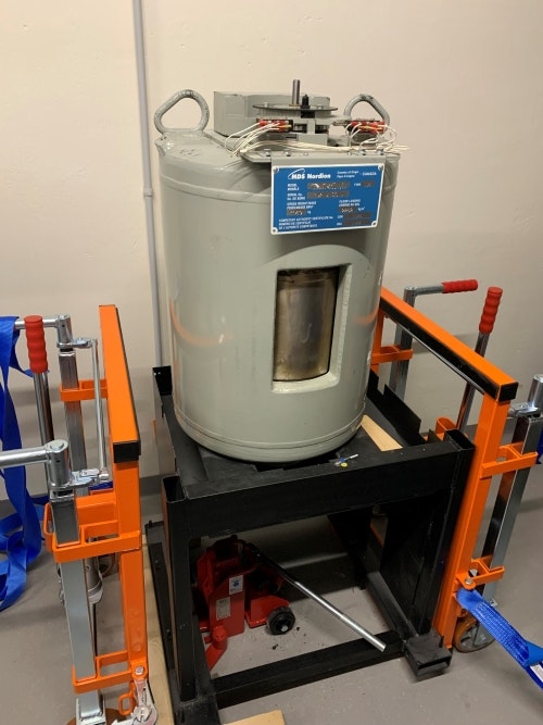 Contenitore in piombo con sorgente di Cs 137 ad alta attività di un’apparecchiatura per l’irradiazione del sangue. Le conserve di sangue venivano collocate nella cella di irradiazione attraverso un’apertura color argento.