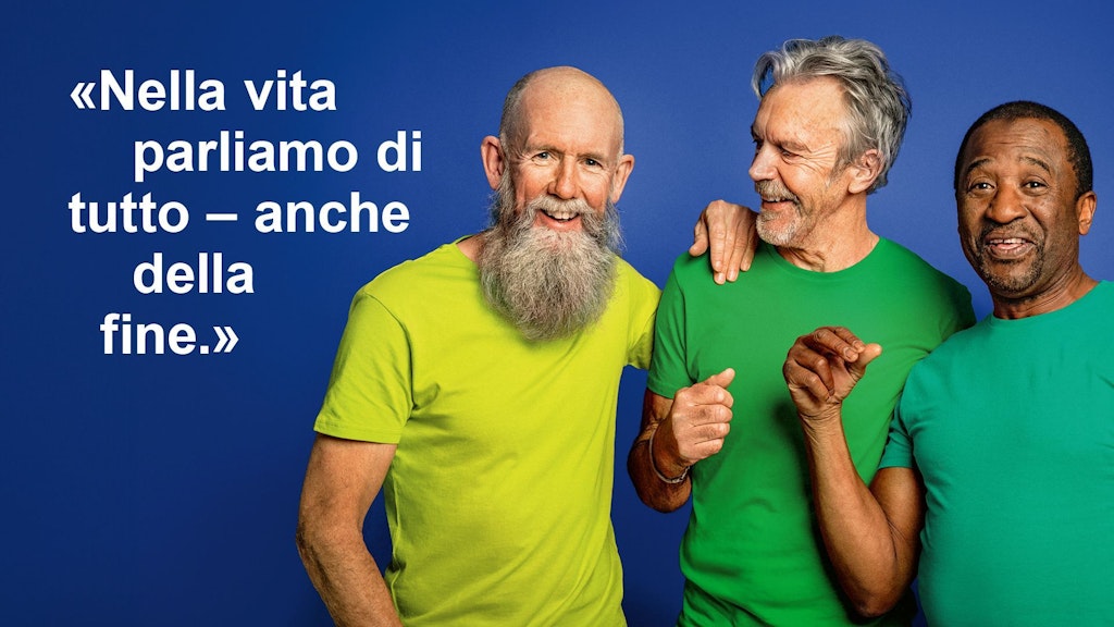 Tre amici anziani dall'aria soddisfatta. Immagine accompagnata dalla citazione: «Nella vita parliamo di tutto - anche della fine».