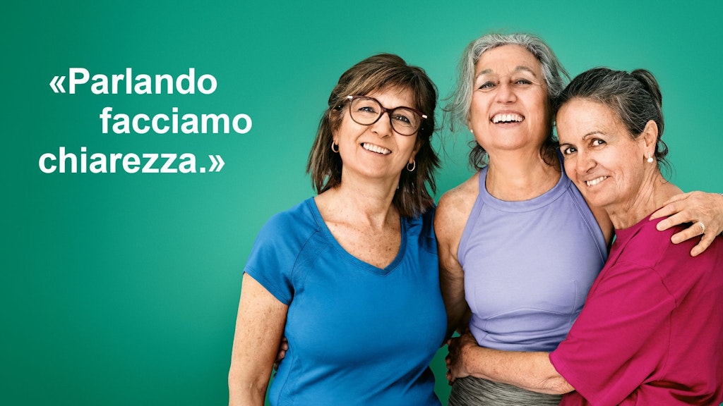 Tre amiche anziane dall'aria soddisfatta. Immagine accompagnata dalla citazione: “Parlando facciamo chiarezza”.