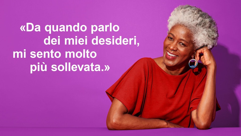 Donna anziana dall'aria soddisfatta. Immagine accompagnata dalla citazione: “Da quando parlo dei miei desideri, mi sento molto più sollevata”.
